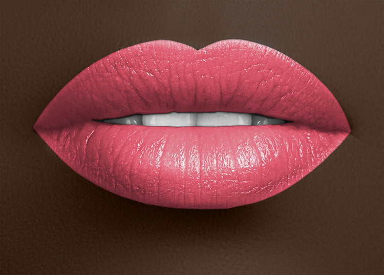 Hydrating satin lipstick in soft pink, glossy lip look with defined lips